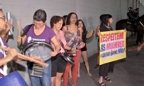 Grupo de mulheres protestou com cartazes em frente ao Estádio Dito Souza